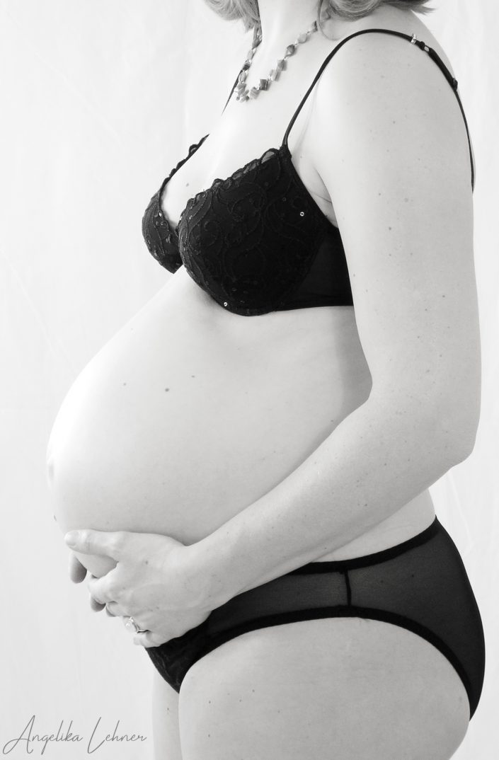 Foto einer Schwangeren mit Babybauch als s/w-Fotografie