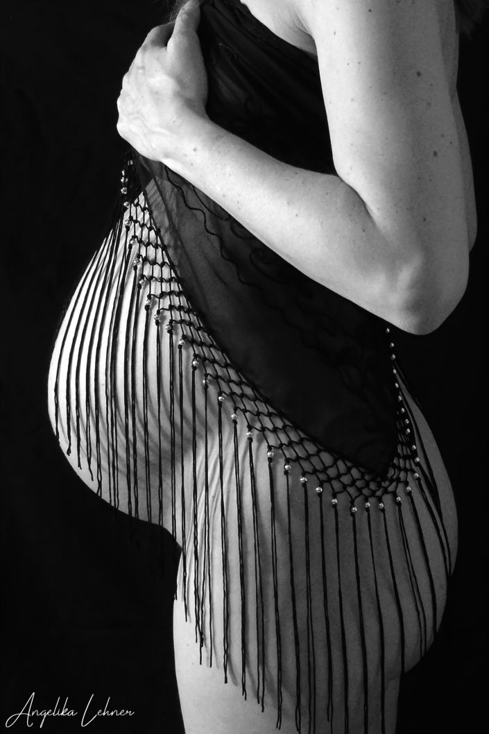 Foto einer Schwangeren mit Babybauch als s/w-Fotografie